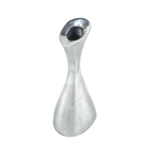 Aluminiowy świecznik o rzeźbiarskiej formie w duchu organic modern, Europa, lata 70.